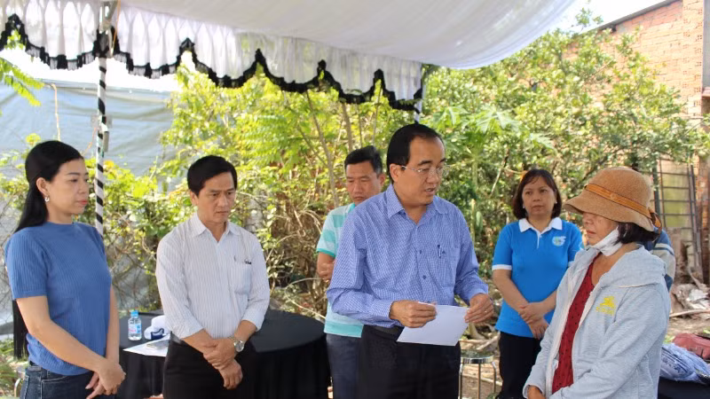 Phó Chủ tịch Ủy ban nhân dân thành phố Biên Hòa Nguyễn Duy Tân thăm hỏi, động viên và trao số tiền hỗ trợ gia đình nạn nhân.