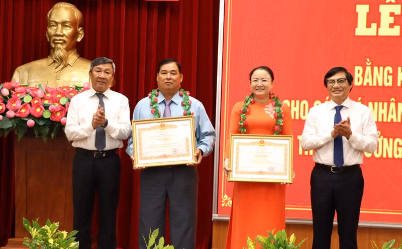 Hai cá nhân vinh dự đón nhận Bằng khen của Thủ tướng Chính phủ. 