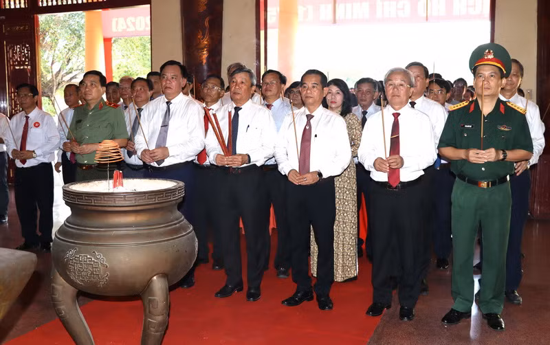 Các đồng chí lãnh đạo chủ chốt tỉnh Đồng Nai dâng hương tưởng nhớ công lao vĩ đại của Chủ tịch Hồ Chí Minh.