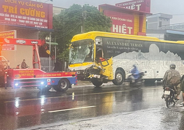 Xe ô-tô khách giường nằm tại hiện trường vụ tai nạn.