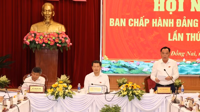 Phó Bí thư Tỉnh ủy, Chủ tịch Ủy ban nhân dân tỉnh Đồng Nai Võ Tấn Đức phát biểu tại hội nghị.
