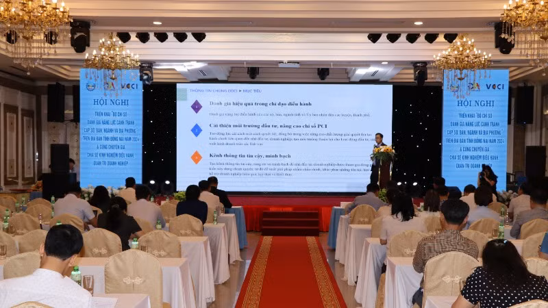 Đại diện Liên đoàn Thương mại và Công nghiệp Việt Nam chi nhánh Thành phố Hồ Chí Minh giới thiệu một số nét khái quát về Bộ chỉ số đánh giá năng lực cạnh tranh cấp sở, ban, ngành và địa phương tỉnh Đồng Nai năm 2024.