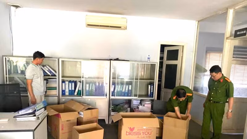 Cơ quan điều tra khám xét, thu giữ nhiều tài liệu của các bị can.