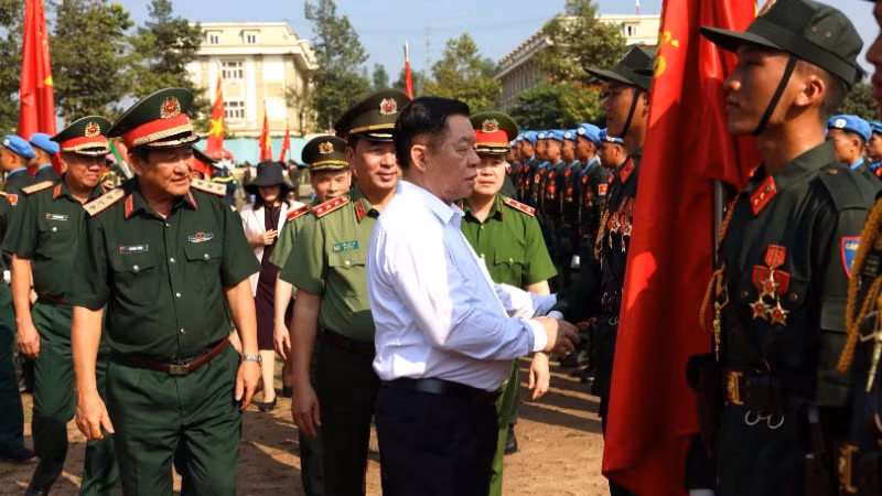 Đồng chí Nguyễn Trọng Nghĩa thăm, động viên chiến sĩ Công an nhân dân tham gia tập luyện tại Trung đoàn Cảnh sát cơ động Đông Nam Bộ.