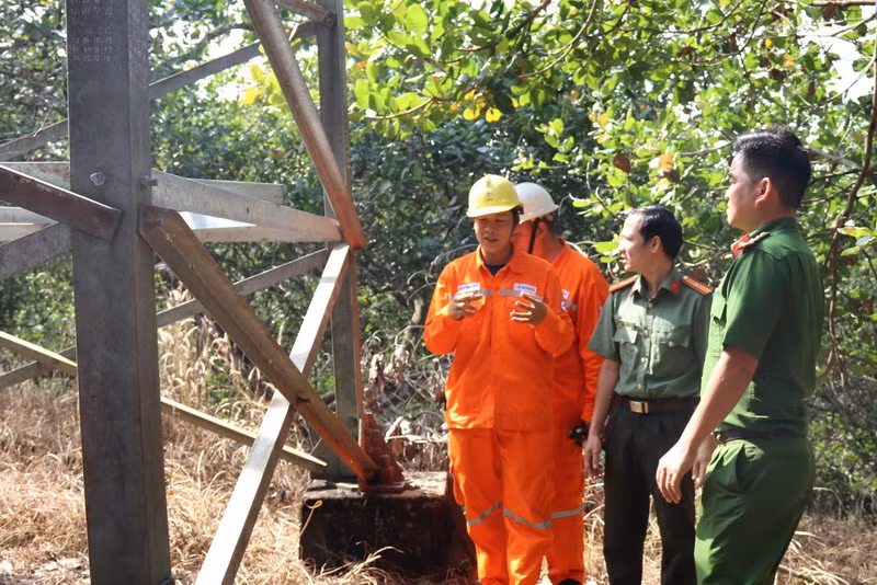 Nhân viên Công ty Điện lực Đồng Nai phối hợp với lực lượng Công an tỉnh Đồng Nai kiểm tra đường dây 110kV.
