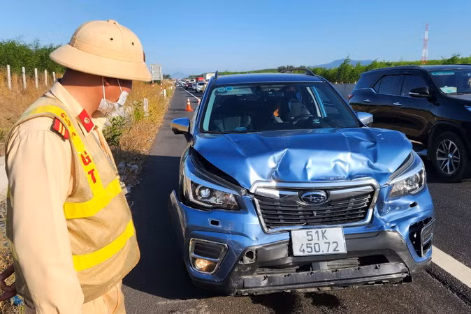 Lực lượng chức năng xử lý vụ tai nạn liên hoàn giữa ba xe ô-tô chiều 15/2.