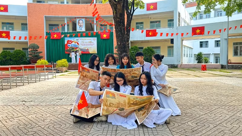 Học sinh tìm hiểu nội dung phụ san đặc biệt.