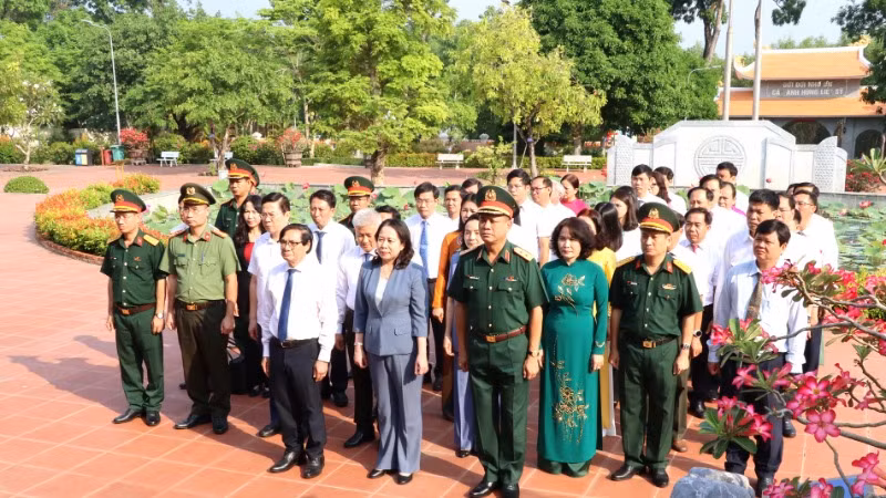 Phó Chủ tịch nước Võ Thị Ánh Xuân cùng các đại biểu dâng hương tại Đền thờ liệt sĩ Xuân Lộc.
