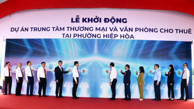Các đại biểu thực hiện nghi thức khởi động dự án Trung tâm thương mại và văn phòng cho thuê tại phường Hiệp Hòa, thành phố Biên Hòa.