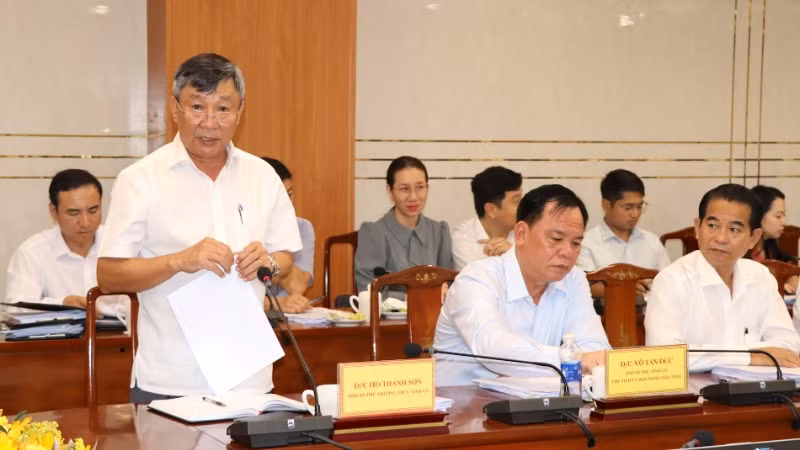 Phó Bí thư Thường trực Tỉnh ủy Đồng Nai Hồ Thanh Sơn trình bày báo cáo tại buổi làm việc.