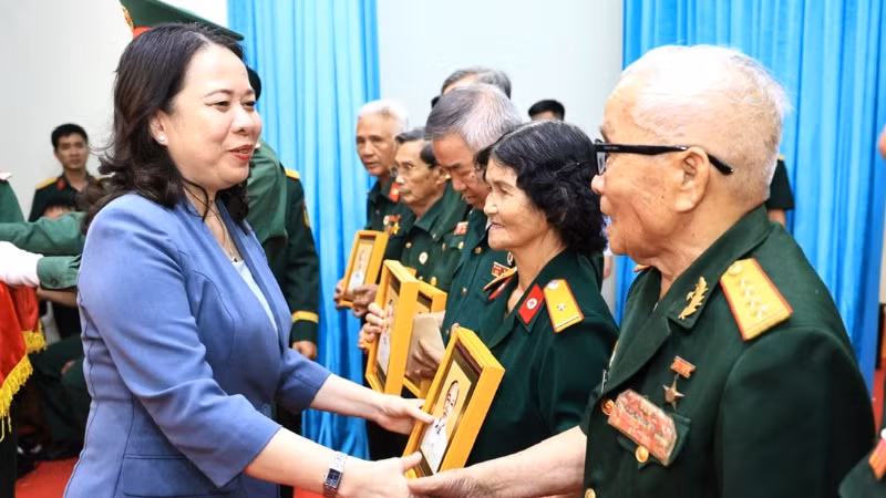 Phó Chủ tịch nước Võ Thị Ánh Xuân tặng quà cho các cựu chiến binh, nhân chứng lịch sử tham gia chiến dịch Hồ Chí Minh.