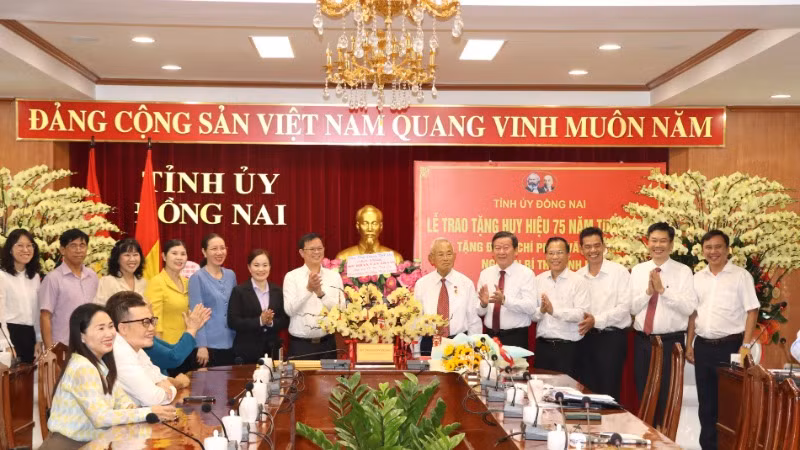 Lãnh đạo các ban Đảng và Văn phòng Tỉnh ủy chúc mừng đồng chí Phan Văn Trang.