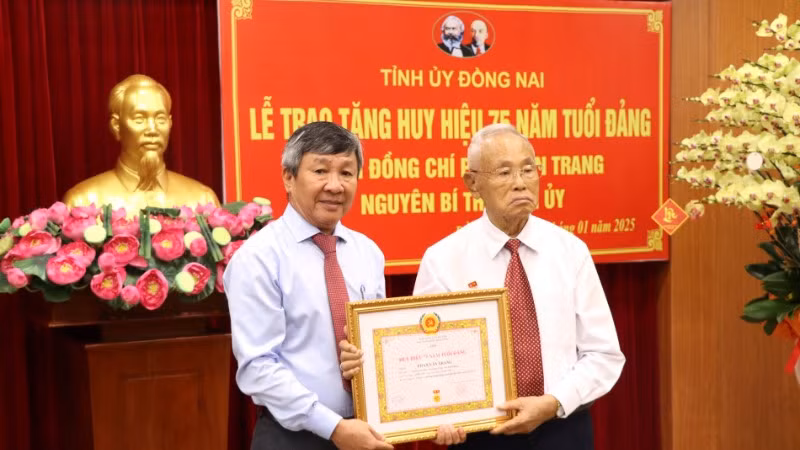 Phó Bí thư Thường trực Tỉnh ủy Đồng Nai Hồ Thanh Sơn trao Huy hiệu 75 năm tuổi đảng cho đồng chí Phan Văn Trang.
