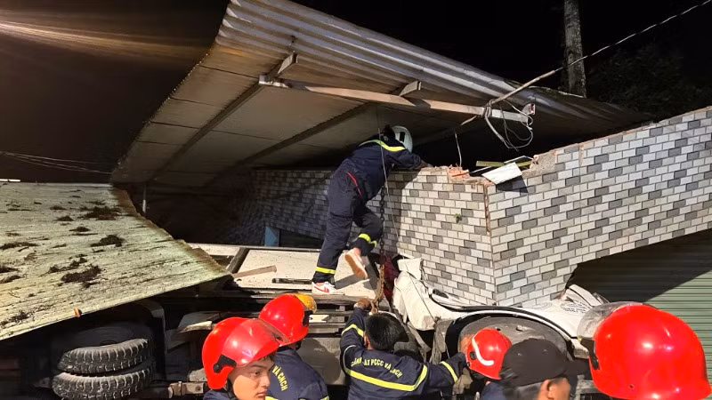 Lực lượng cứu hộ tiếp cận ca-bin xe tải để giải cứu lái xe bị mắc kẹt bên trong.