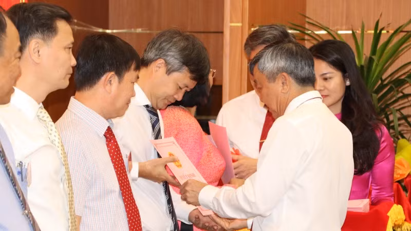 Phó Bí thư Thường trực Tỉnh ủy Đồng Nai Hồ Thanh Sơn trao quyết định nghỉ hưởng chế độ chính sách cho Giám đốc Sở Giao thông vận tải Lê Quang Bình.