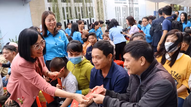 Phó Chủ tịch Ủy ban nhân dân tỉnh Đồng Nai Nguyễn Thị Hoàng lì xì động viên công nhân trước khi lên tàu về quê đón Tết.