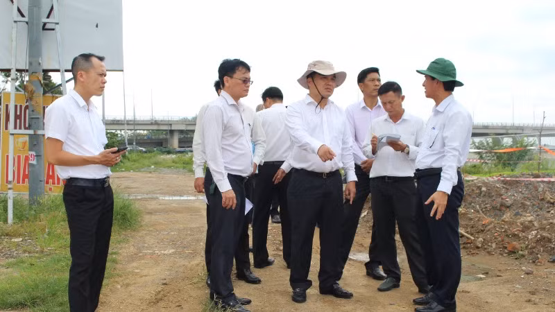 Bí thư Thành ủy Biên Hòa Hồ Văn Nam kiểm tra tiến độ công tác giải phóng mặt bằng dự án đường ven sông Đồng Nai.