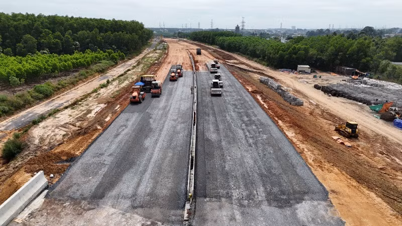 Thi công đường cao tốc Biên Hòa - Vũng Tàu, đoạn qua địa bàn huyện Long Thành.