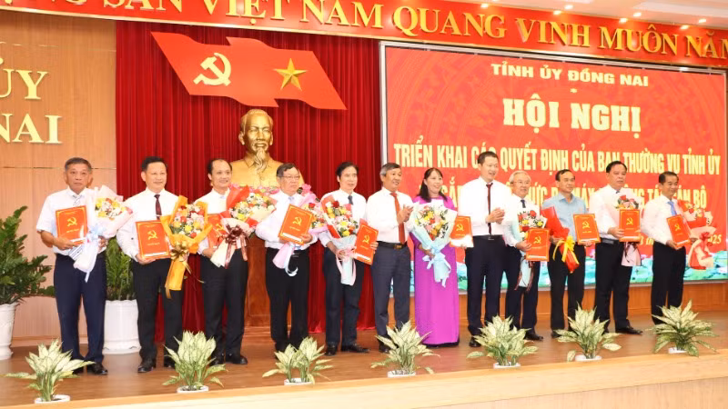 Bí thư Tỉnh ủy Vũ Hồng Văn và Phó Bí thư Thường trực Tỉnh ủy Hồ Thanh Sơn trao quyết định kết thúc hoạt động các Đảng đoàn, Ban cán sự đảng do Tỉnh ủy thành lập