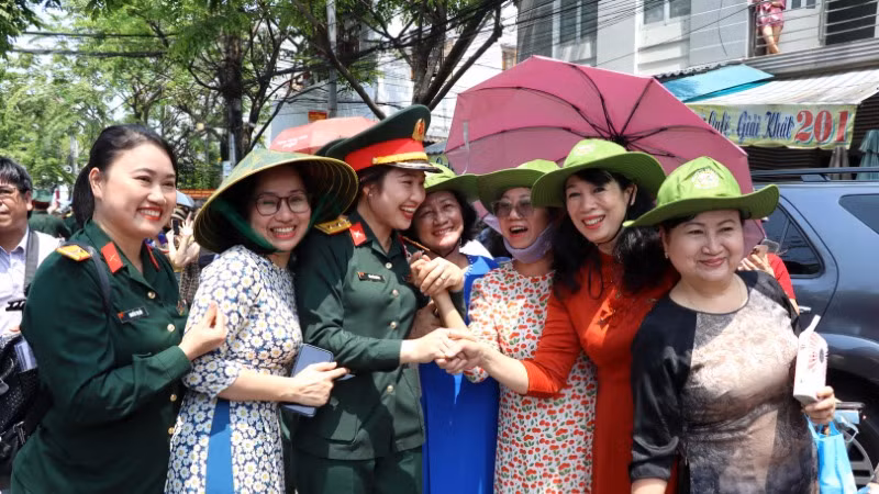 Cô giáo Đỗ Thanh Tâm (thứ hai từ trái qua) cảm thấy xúc động bên các nữ sĩ quan tham gia diễu binh, diễu hành.