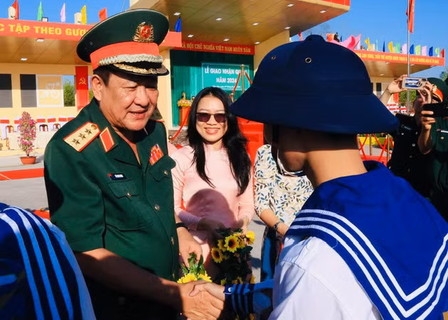 Thượng tướng Võ Minh Lương động viên chiến sĩ lên đường làm nhiệm vụ bảo vệ Tổ quốc tại điểm giao, nhận quân huyện Nhơn Trạch.