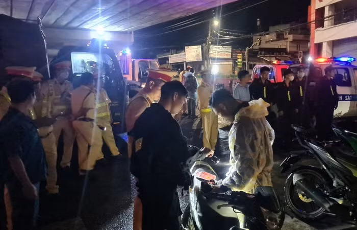 Lực lượng Công an khống chế các đối tượng tụ tập chuẩn bị đua xe.