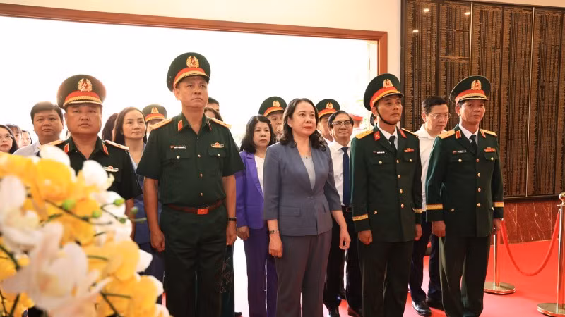 Phó Chủ tịch nước Võ Thị Ánh Xuân cùng lãnh đạo Quân khu 7 dâng hương tại Nhà truyền thống Sư đoàn 302.