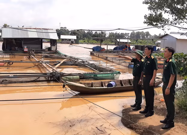 Lực lượng Quân đội kiểm tra công tác phòng, chống thiên tai ven sông Đồng Nai.