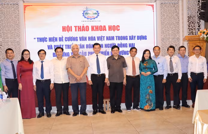 Các đại biểu tham gia hội thảo chụp ảnh lưu niệm.