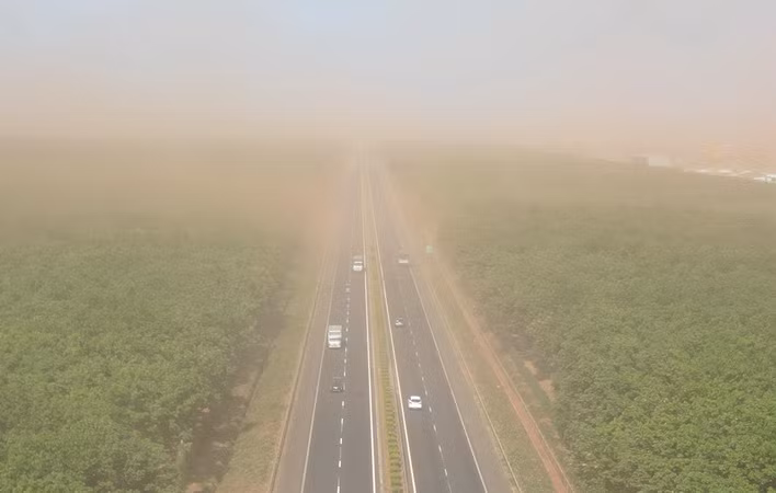 Bụi đỏ từ công trường sân bay Long Thành bao phủ đường cao tốc Thành phố Hồ Chí Minh - Long Thành - Dầu Giây.