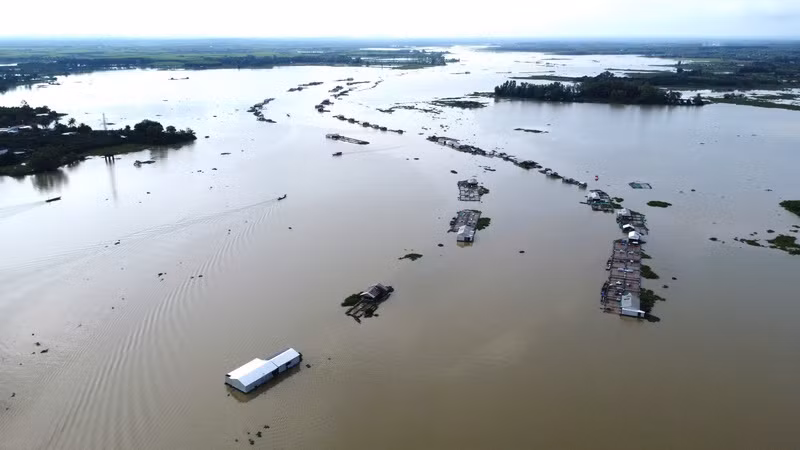 Mực nước trên sông La Ngà đang ở mức cao.