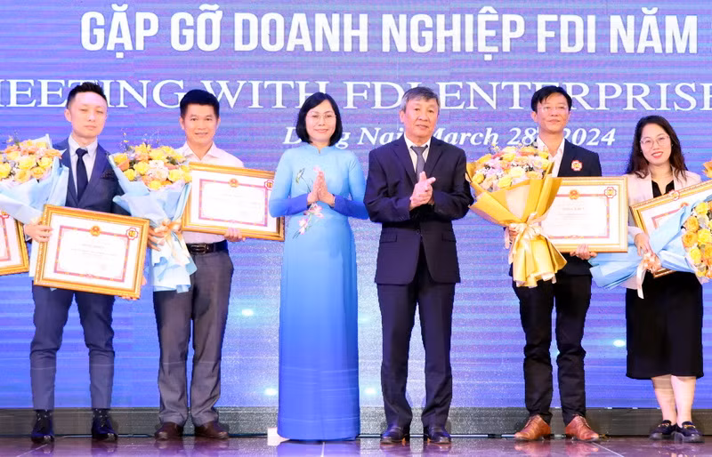 Lãnh đạo tỉnh Đồng Nai tặng Bằng khen cho các doanh nghiệp tiêu biểu có nhiều đóng góp cho địa phương.