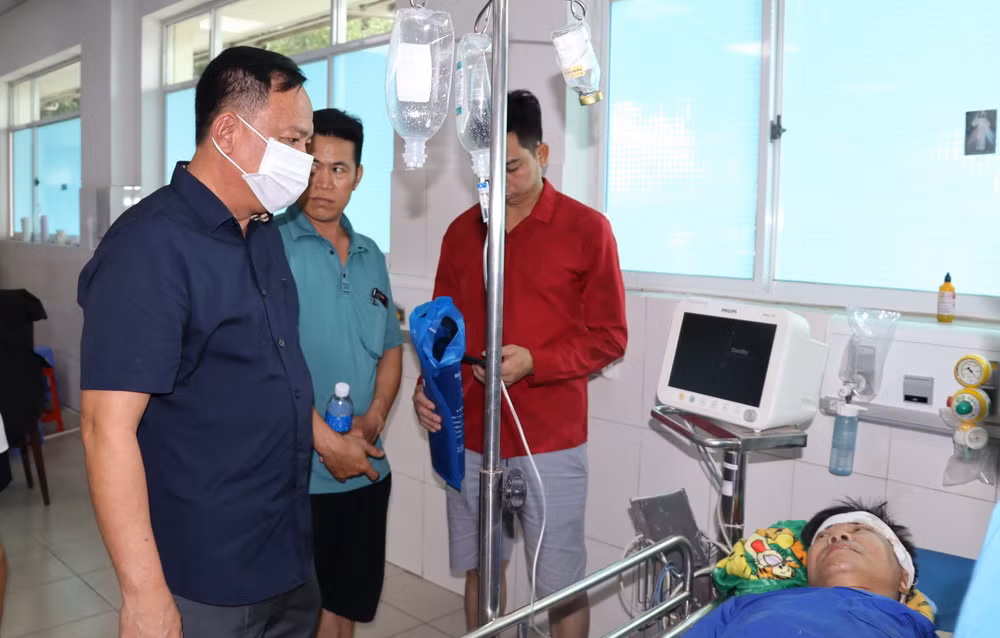 Quyền Chủ tịch Ủy ban nhân dân tỉnh Đồng Nai Võ Tấn Đức thăm công nhân bị thương trong vụ nổ đang điều trị tại Bệnh viện đa khoa Thống Nhất.