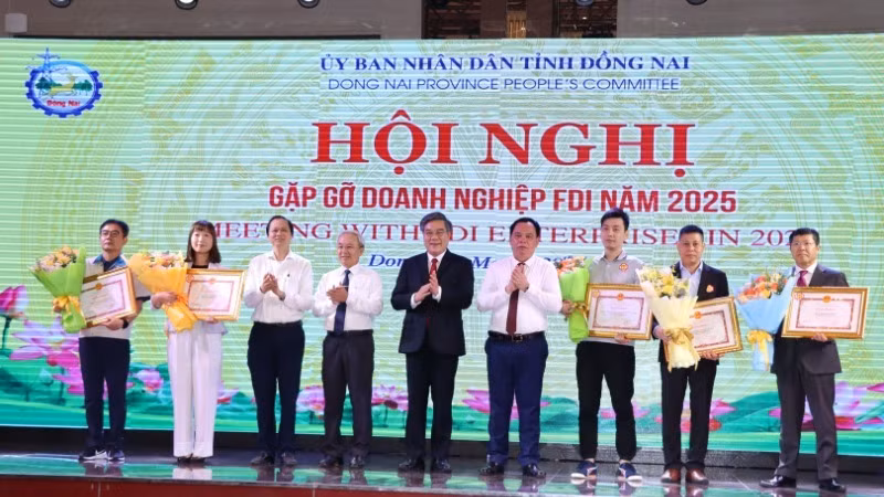 Lãnh đạo tỉnh Đồng Nai trao tặng Bằng khen cho 5 doanh nghiệp FDI.