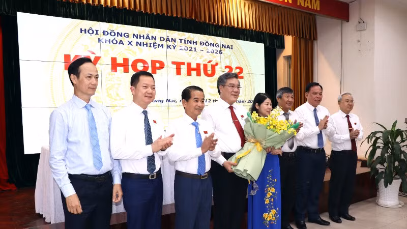 Lãnh đạo tỉnh Đồng Nai chúc mừng ông Dương Minh Dũng, Bí thư Huyện ủy Long Thành được bầu giữ chức Phó Chủ tịch Ủy ban nhân dân tỉnh.