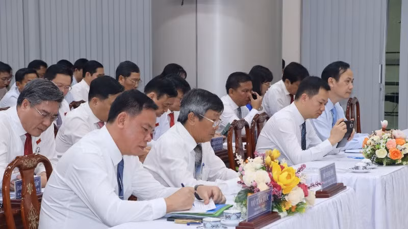 Lãnh đạo tỉnh Đồng Nai và các đại biểu tham dự kỳ họp.