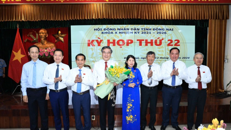 Lãnh đạo tỉnh Đồng Nai tặng hoa chúc mừng tân Phó Chủ tịch Ủy ban nhân dân tỉnh Dương Minh Dũng.