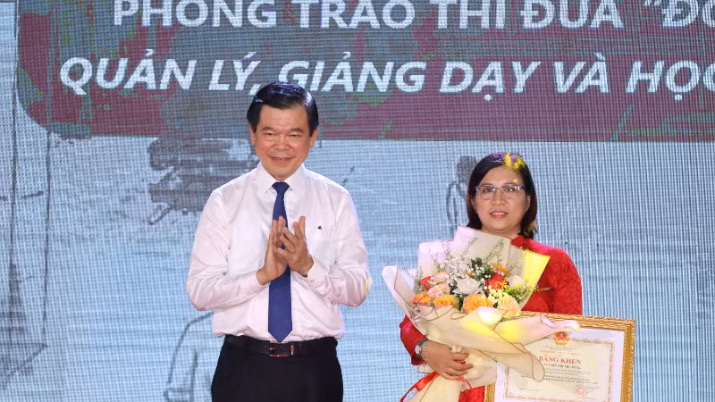 Giáo viên nhà trường đón nhận Bằng khen của Bộ Giáo dục và Đào tạo.