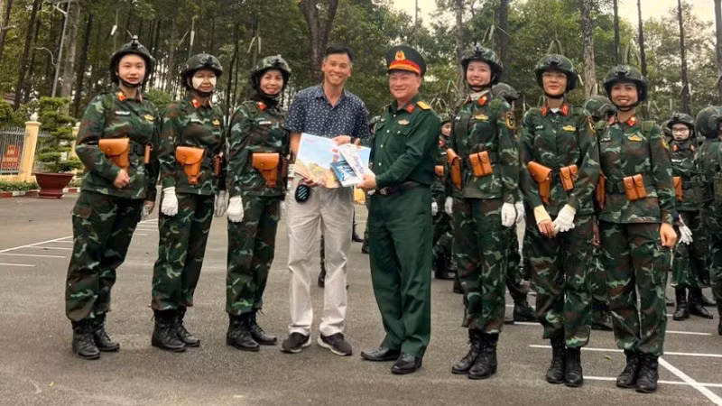 Anh Nguyễn Ngọc Tuấn, người rất yêu mến và lan tỏa các phụ san của Báo Nhân Dân đến lực lượng tham gia diễu binh, luyện tập tại Đồng Nai.