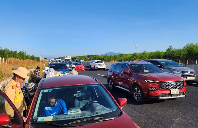 Ba xe ô-tô va chạm liên hoàn trên cao tốc Phan Thiết - Dầu Giây.