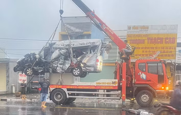 Chiếc xe ô-tô 16 chỗ bị hư hỏng nặng sau vụ tai nạn.