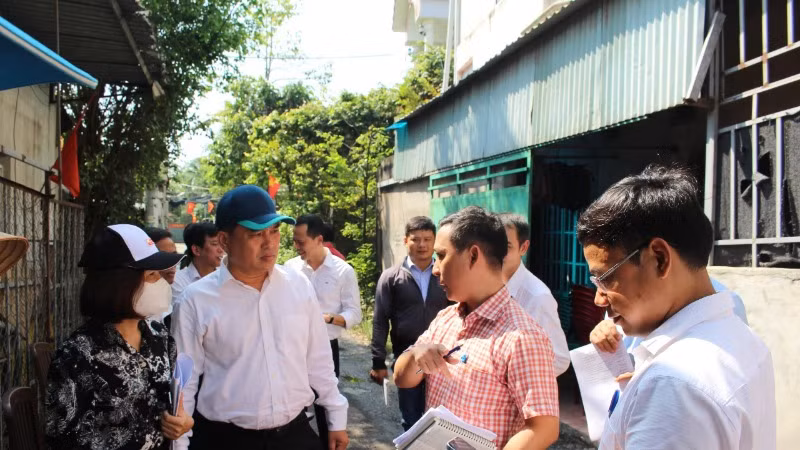 Lãnh đạo thành phố Biên Hòa nghe báo cáo về tiến độ công tác giải phóng mặt bằng tại hiện trường.