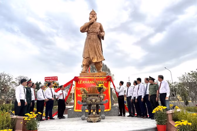 Các đại biểu thực hiện nghi thức khánh thành tượng Lễ Thành hầu Nguyễn Hữu Cảnh. 