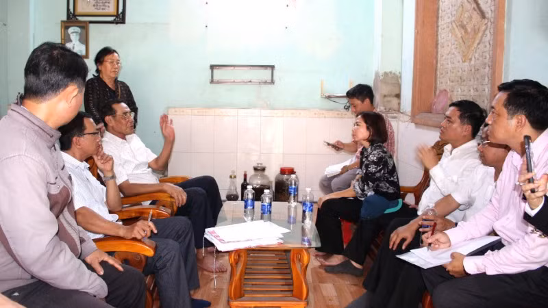 Lãnh đạo thành phố Biên Hòa đến hộ dân tuyên truyền, vận động người dân phường Phước Tân bàn giao mặt bằng để thực hiện dự án cao tốc Biên Hòa-Vũng Tàu.