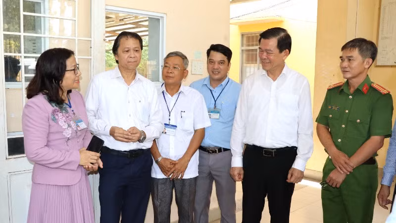 Lãnh đạo tỉnh Đồng Nai trao đổi với cán bộ xã Quang Trung về công tác xây dựng Đảng.