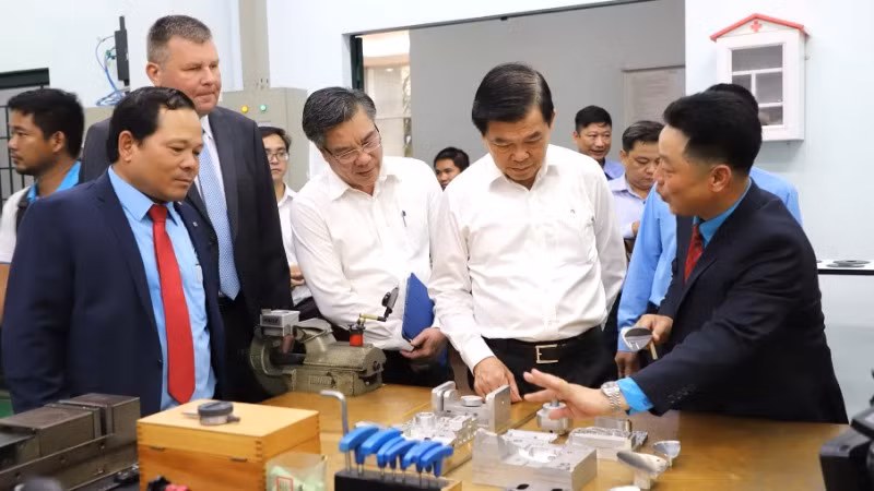 Bí thư Tỉnh ủy Đồng Nai Nguyễn Hồng Lĩnh (thứ hai từ phải sang) khảo sát việc đào tạo nghề tại Trường cao đẳng quốc tế Lilama2.