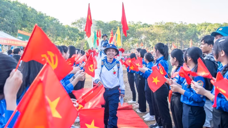 Thanh niên huyện Xuân Lộc, tỉnh Đồng Nai hăng hái lên đường tòng quân năm 2024.