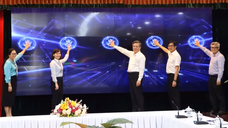 Các đại biểu thực hiện nghi thức Lễ phát động Phong trào “Bình dân học vụ số”.