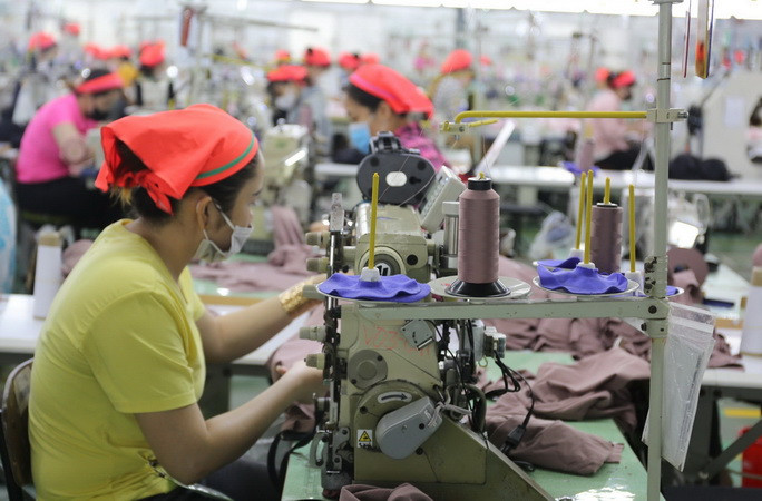 Công nhân trong giờ làm việc tại một doanh nghiệp ở Đồng Nai.