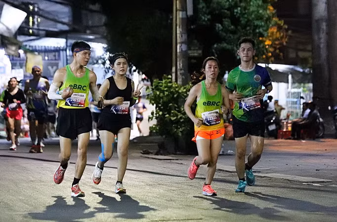 Các vận động viên tranh tài qua một tuyến đường ở thành phố Biên Hòa.